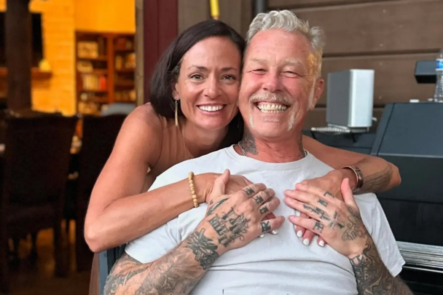 Vocalista de Metallica, James Hetfield, le propone matrimonio a su novia bajo el agua